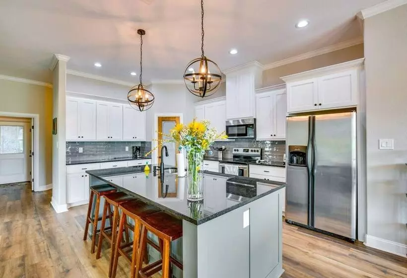 Covered Patio & Yard: Texas Escape In Keene