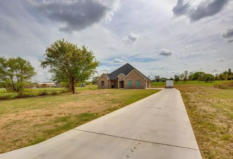 Covered Patio & Yard: Texas Escape In Keene