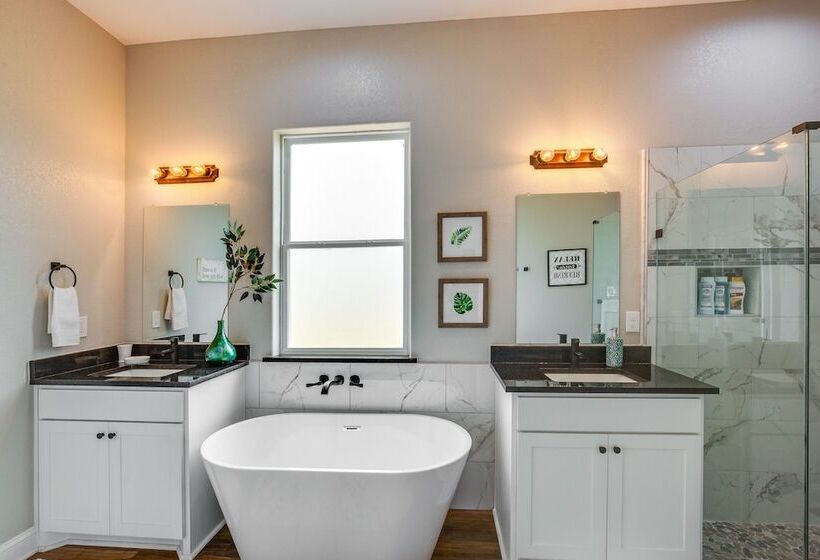 Covered Patio & Yard: Texas Escape In Keene