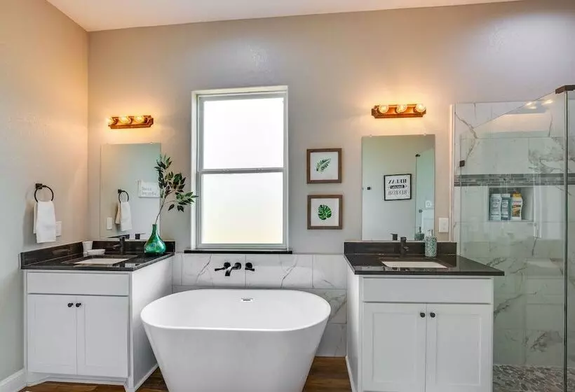 Covered Patio & Yard: Texas Escape In Keene