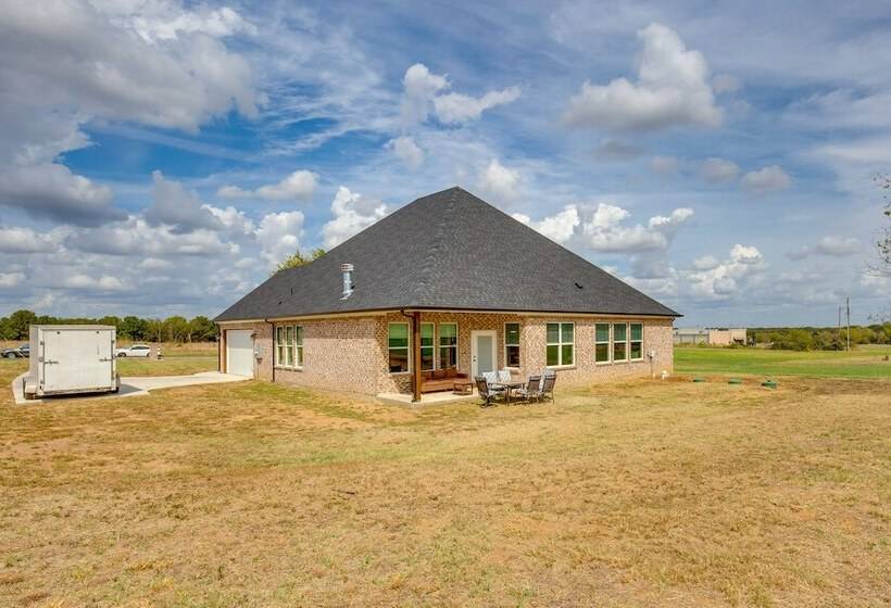 Covered Patio & Yard: Texas Escape In Keene