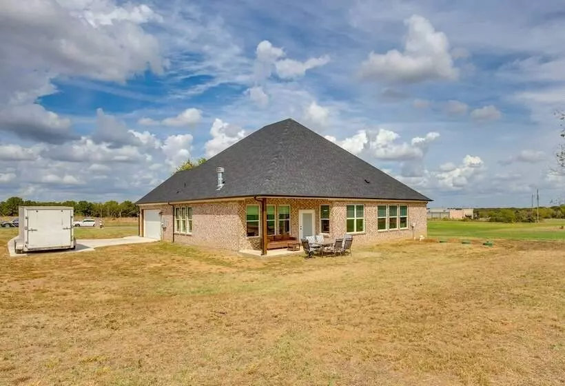 Covered Patio & Yard: Texas Escape In Keene