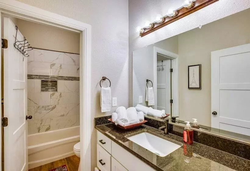 Covered Patio & Yard: Texas Escape In Keene