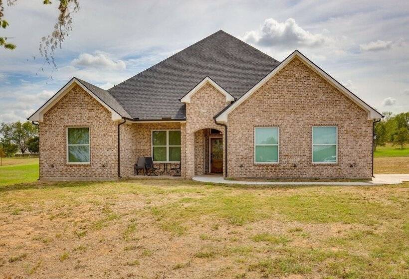 Covered Patio & Yard: Texas Escape In Keene