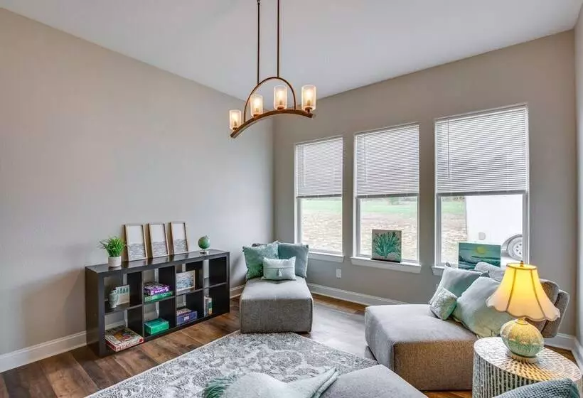 Covered Patio & Yard: Texas Escape In Keene