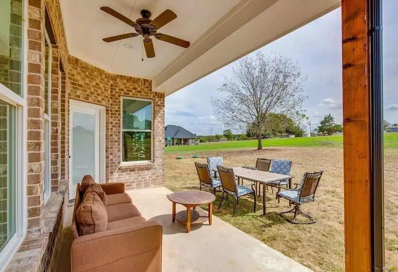 Covered Patio & Yard: Texas Escape In Keene