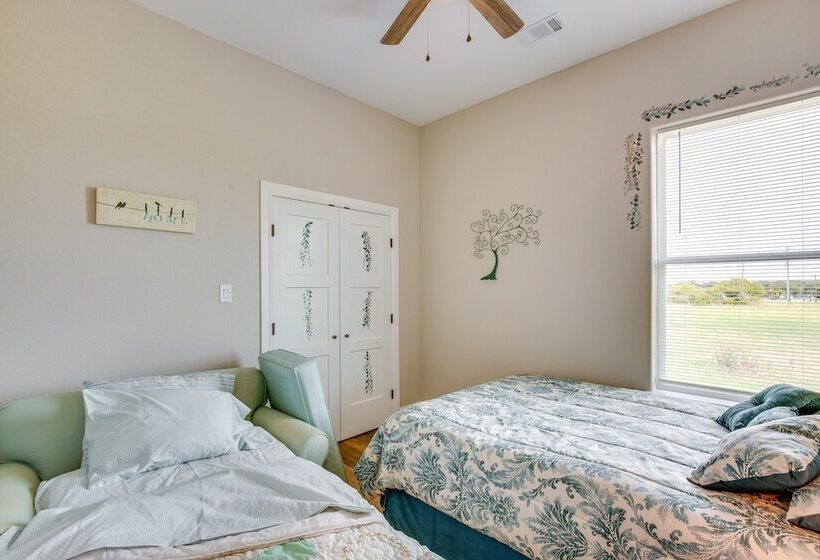 Covered Patio & Yard: Texas Escape In Keene