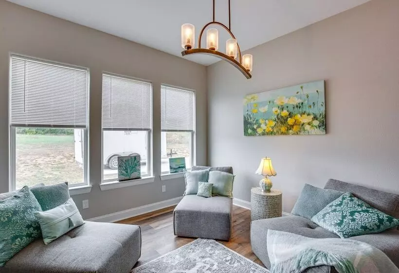 Covered Patio & Yard: Texas Escape In Keene