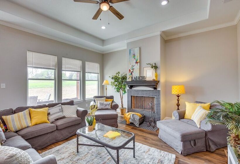 Covered Patio & Yard: Texas Escape In Keene