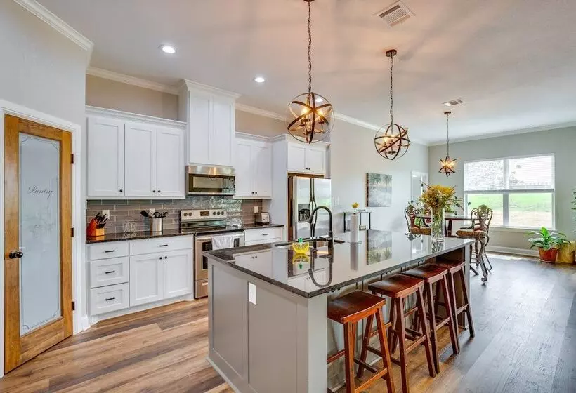 Covered Patio & Yard: Texas Escape In Keene