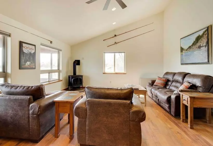 Beautiful Jefferson River Cabin W/ Mountain Views!