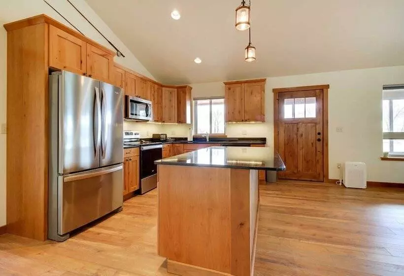 Beautiful Jefferson River Cabin W/ Mountain Views!