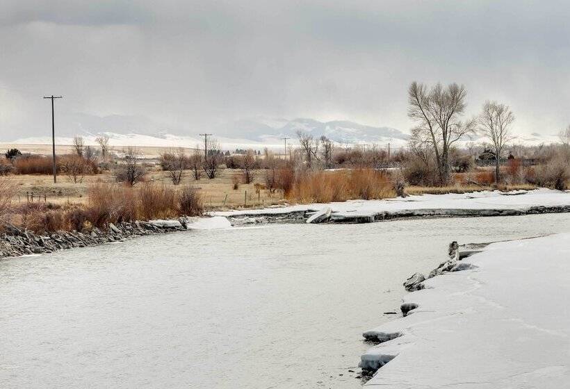Beautiful Jefferson River Cabin W/ Mountain Views!