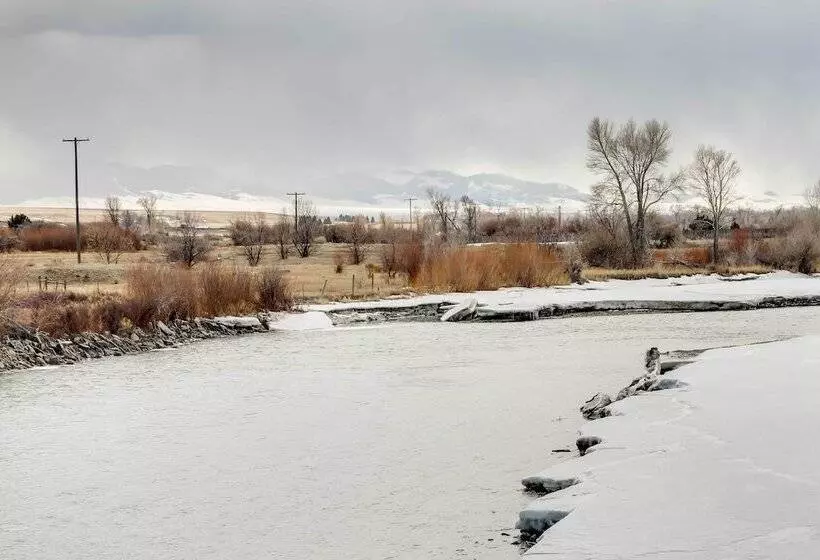 Beautiful Jefferson River Cabin W/ Mountain Views!