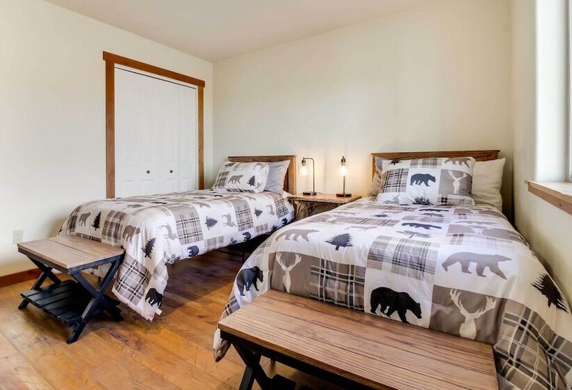 Beautiful Jefferson River Cabin W/ Mountain Views!