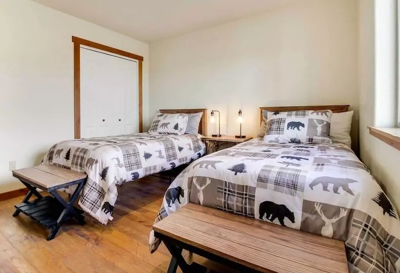 Beautiful Jefferson River Cabin W/ Mountain Views!