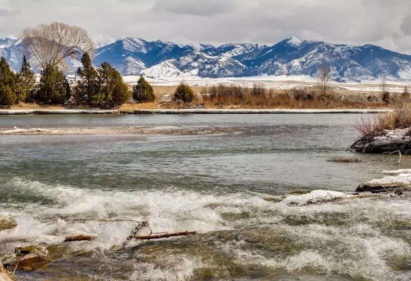 Beautiful Jefferson River Cabin W/ Mountain Views!