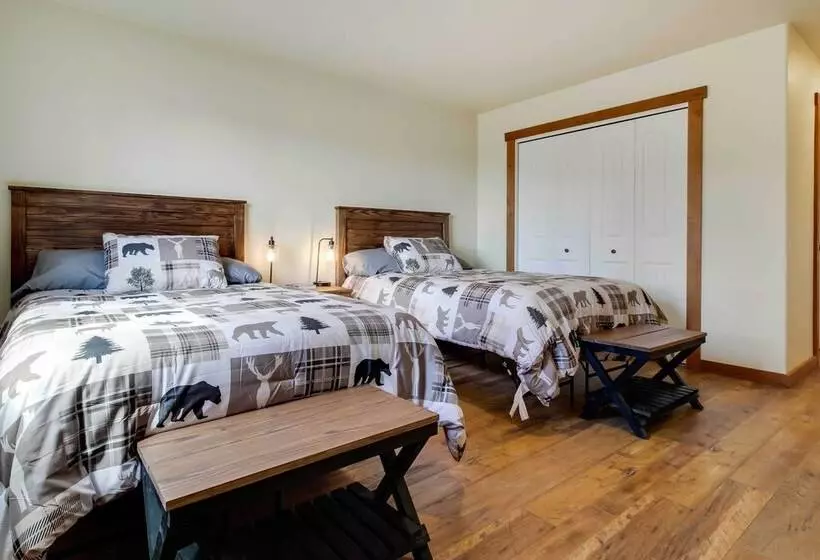 Beautiful Jefferson River Cabin W/ Mountain Views!