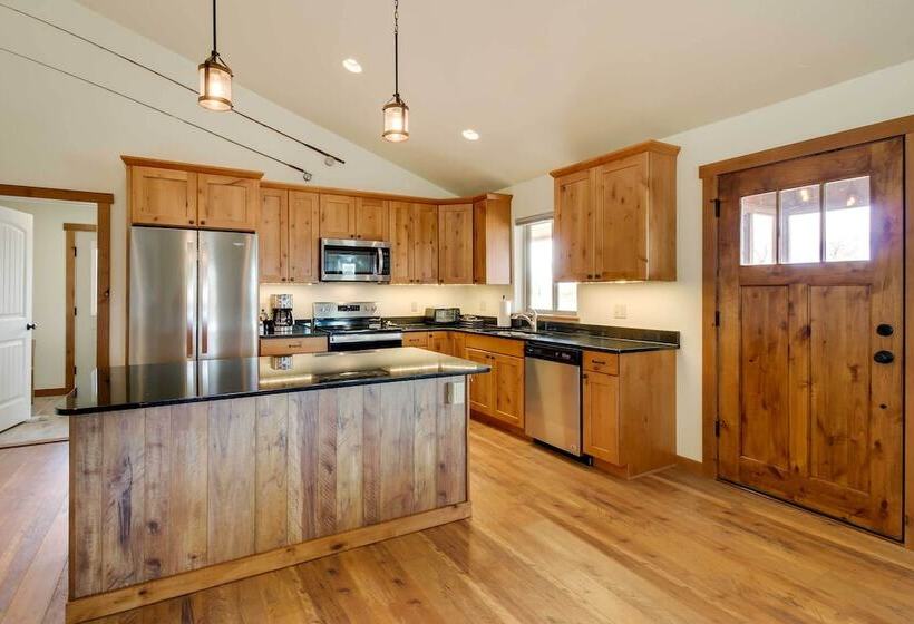 Beautiful Jefferson River Cabin W/ Mountain Views!