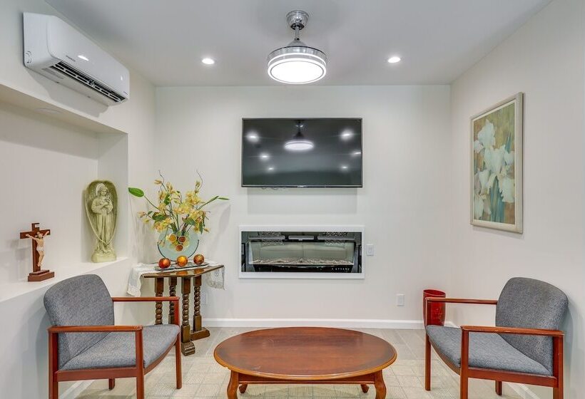 Cozy Escondido Escape Near Hiking & Downtown!