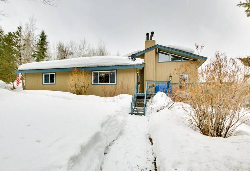 Cozy Mountain Home On 10 Acres W/ Fire Pit + Games