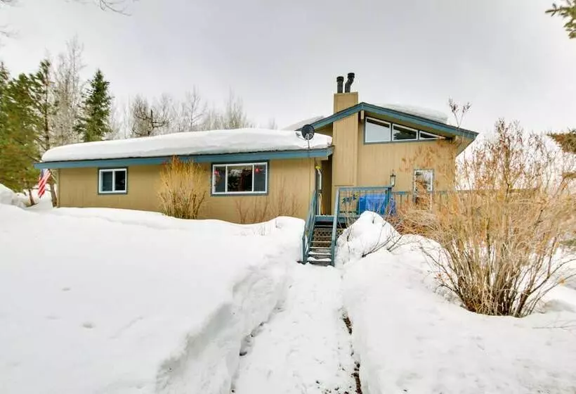 Cozy Mountain Home On 10 Acres W/ Fire Pit + Games