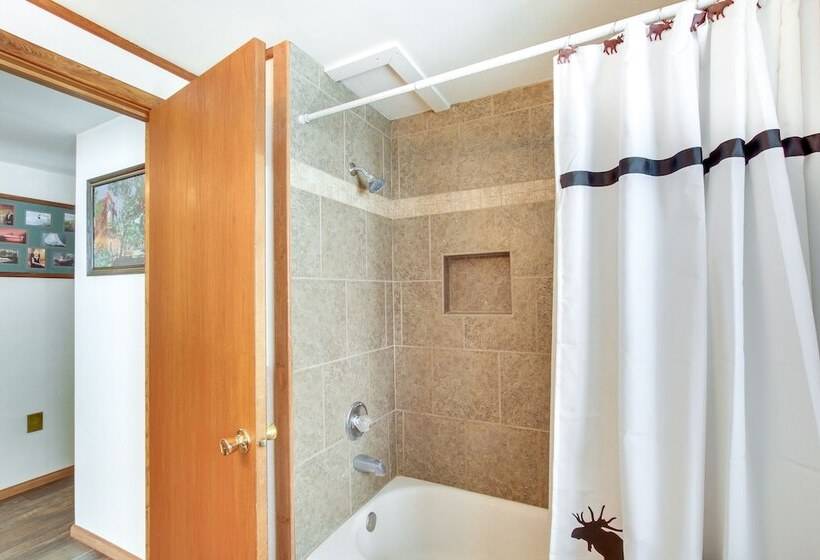 Cozy Mountain Home On 10 Acres W/ Fire Pit + Games