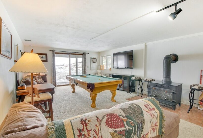 Cozy Mountain Home On 10 Acres W/ Fire Pit + Games