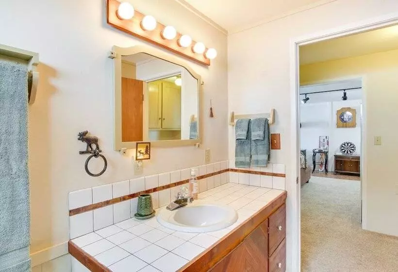 Cozy Mountain Home On 10 Acres W/ Fire Pit + Games