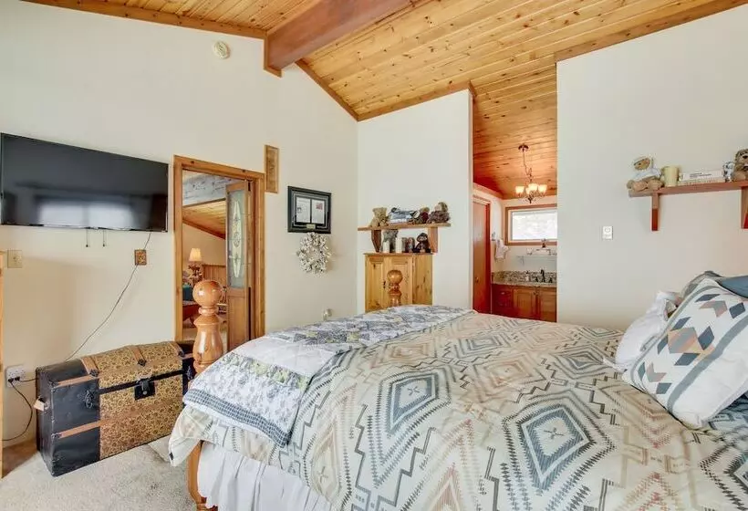 Cozy Mountain Home On 10 Acres W/ Fire Pit + Games