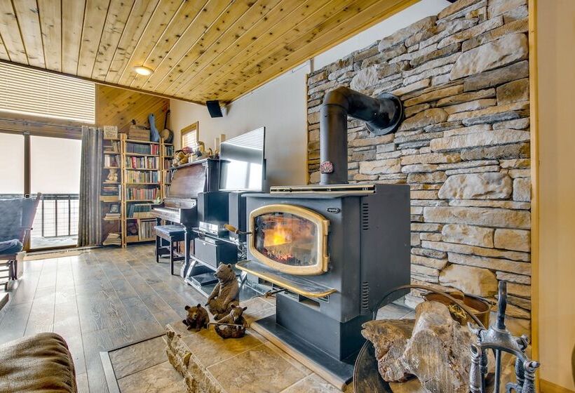 Cozy Mountain Home On 10 Acres W/ Fire Pit + Games