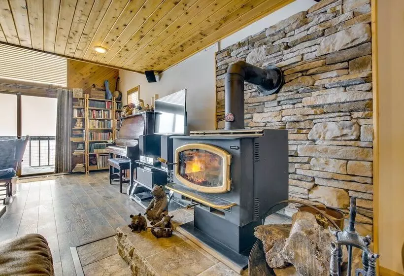 Cozy Mountain Home On 10 Acres W/ Fire Pit + Games