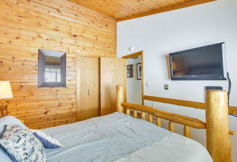 Cozy Mountain Home On 10 Acres W/ Fire Pit + Games