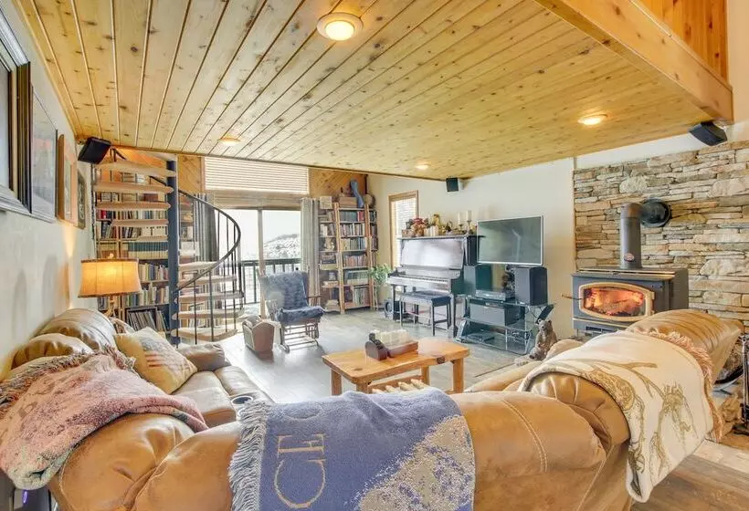 Cozy Mountain Home On 10 Acres W/ Fire Pit + Games