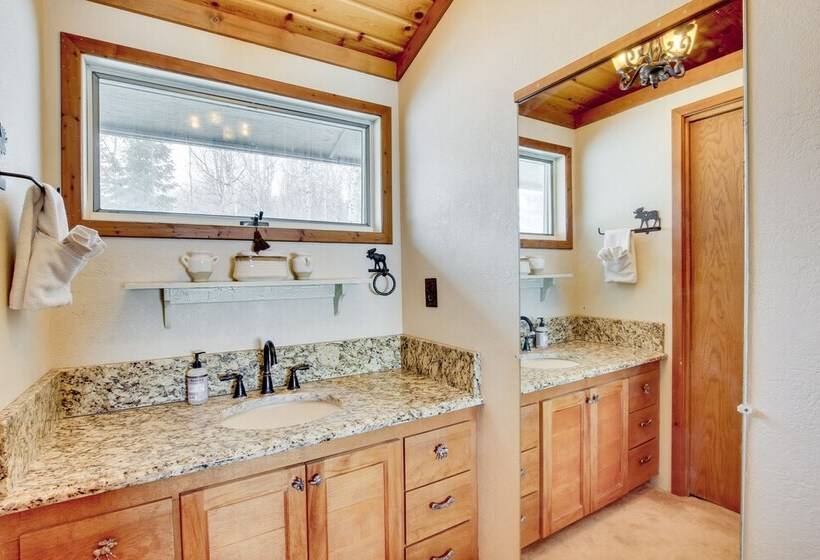 Cozy Mountain Home On 10 Acres W/ Fire Pit + Games