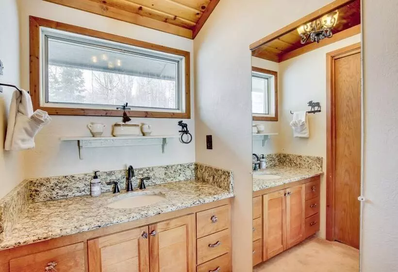 Cozy Mountain Home On 10 Acres W/ Fire Pit + Games