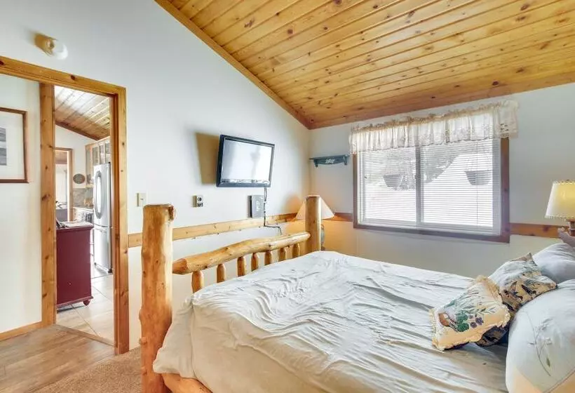 Cozy Mountain Home On 10 Acres W/ Fire Pit + Games