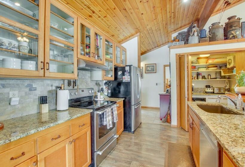 Cozy Mountain Home On 10 Acres W/ Fire Pit + Games