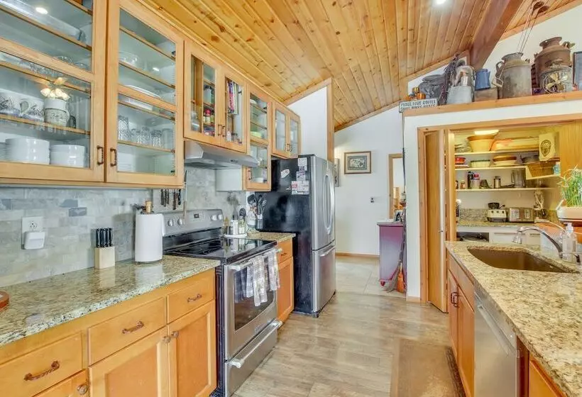 Cozy Mountain Home On 10 Acres W/ Fire Pit + Games