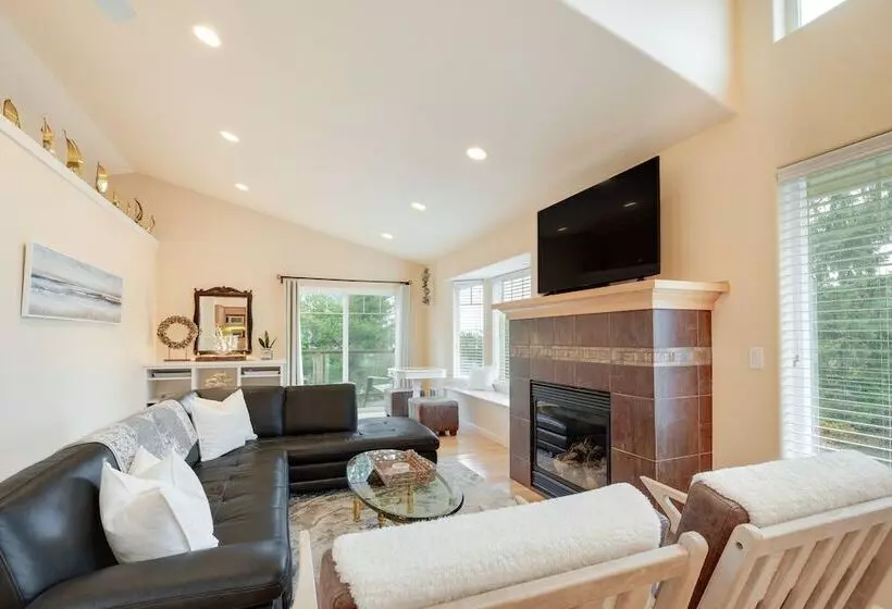 Cozy Waldport Vacation Rental: Steps From The Bay!