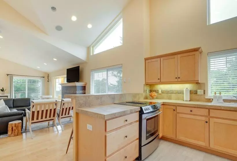 Cozy Waldport Vacation Rental: Steps From The Bay!