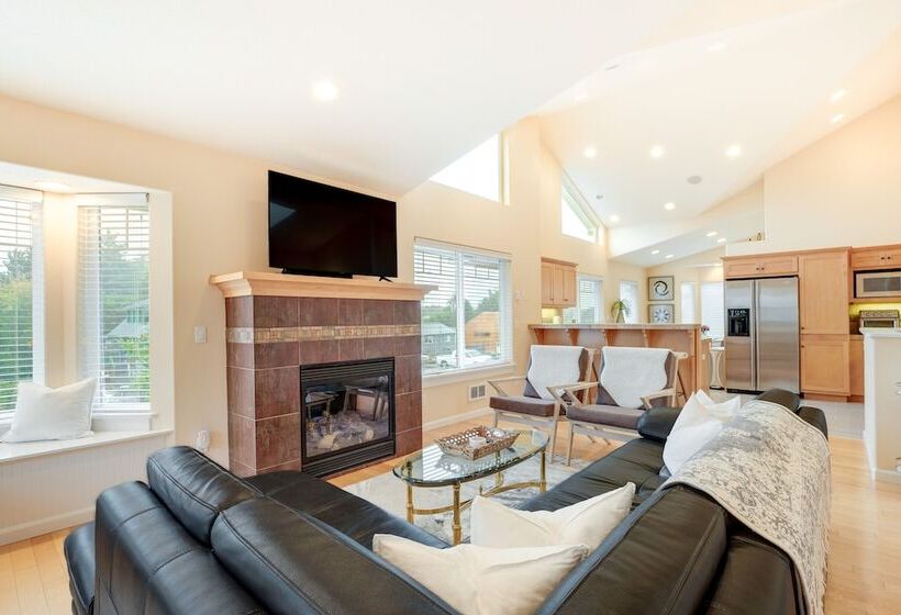 Cozy Waldport Vacation Rental: Steps From The Bay!