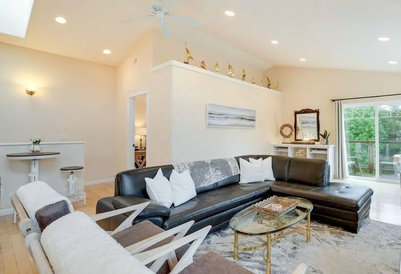 Cozy Waldport Vacation Rental: Steps From The Bay!