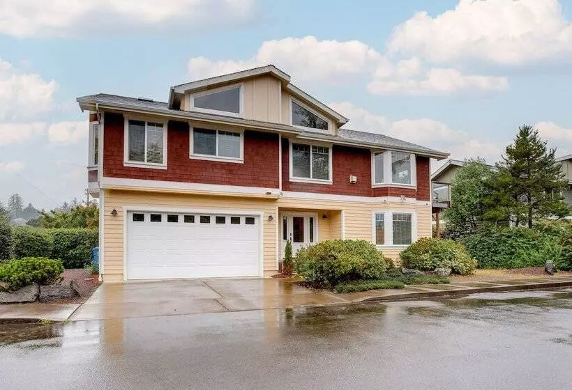 Cozy Waldport Vacation Rental: Steps From The Bay!