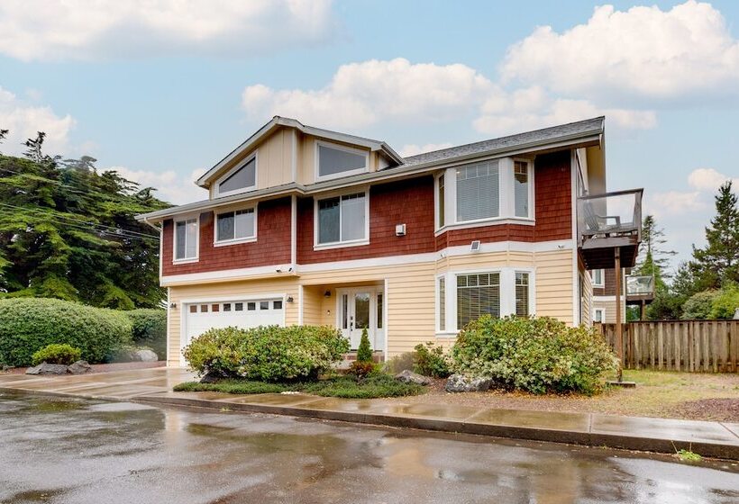 Cozy Waldport Vacation Rental: Steps From The Bay!