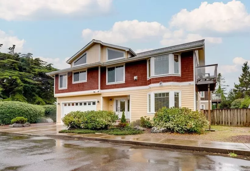 Cozy Waldport Vacation Rental: Steps From The Bay!