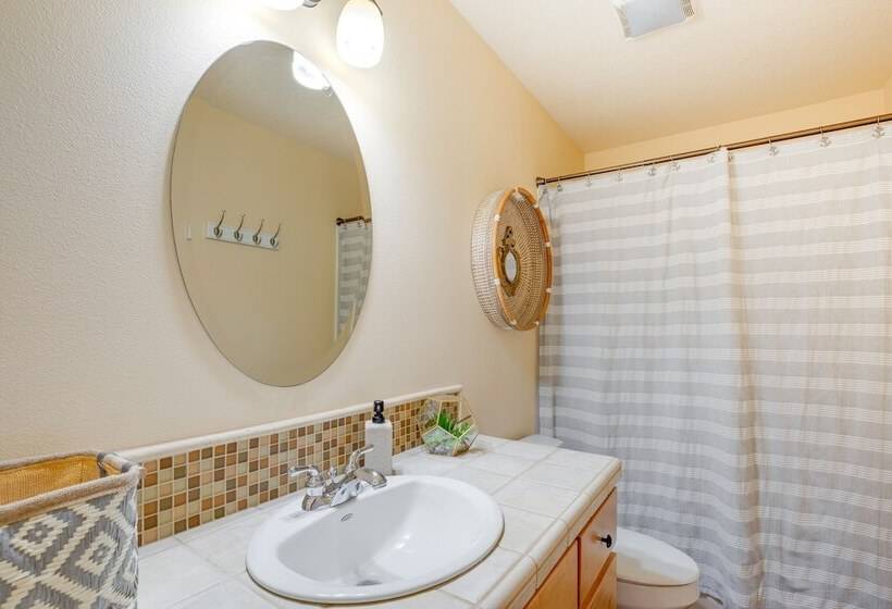 Cozy Waldport Vacation Rental: Steps From The Bay!