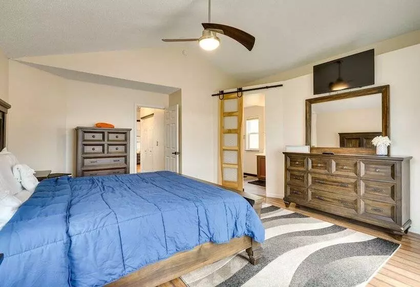 Fountain Retreat W/ Private Hot Tub & Fire Pit