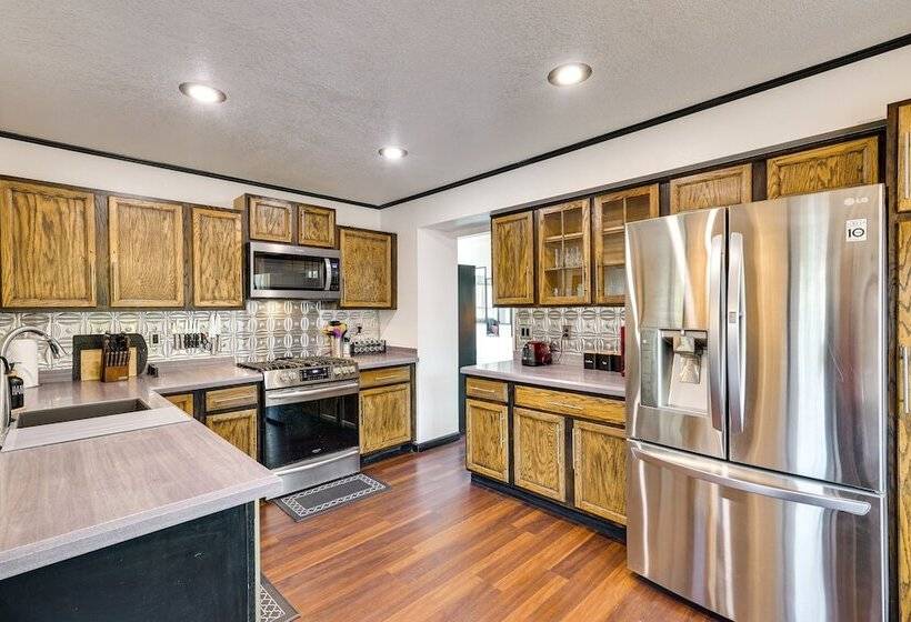 Fountain Retreat W/ Private Hot Tub & Fire Pit