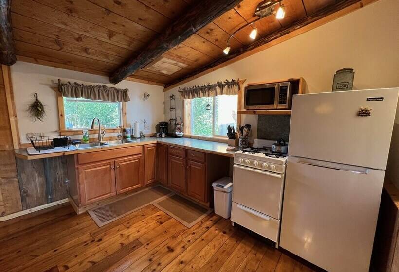 Green Timbers Lodge Redwood Cabin